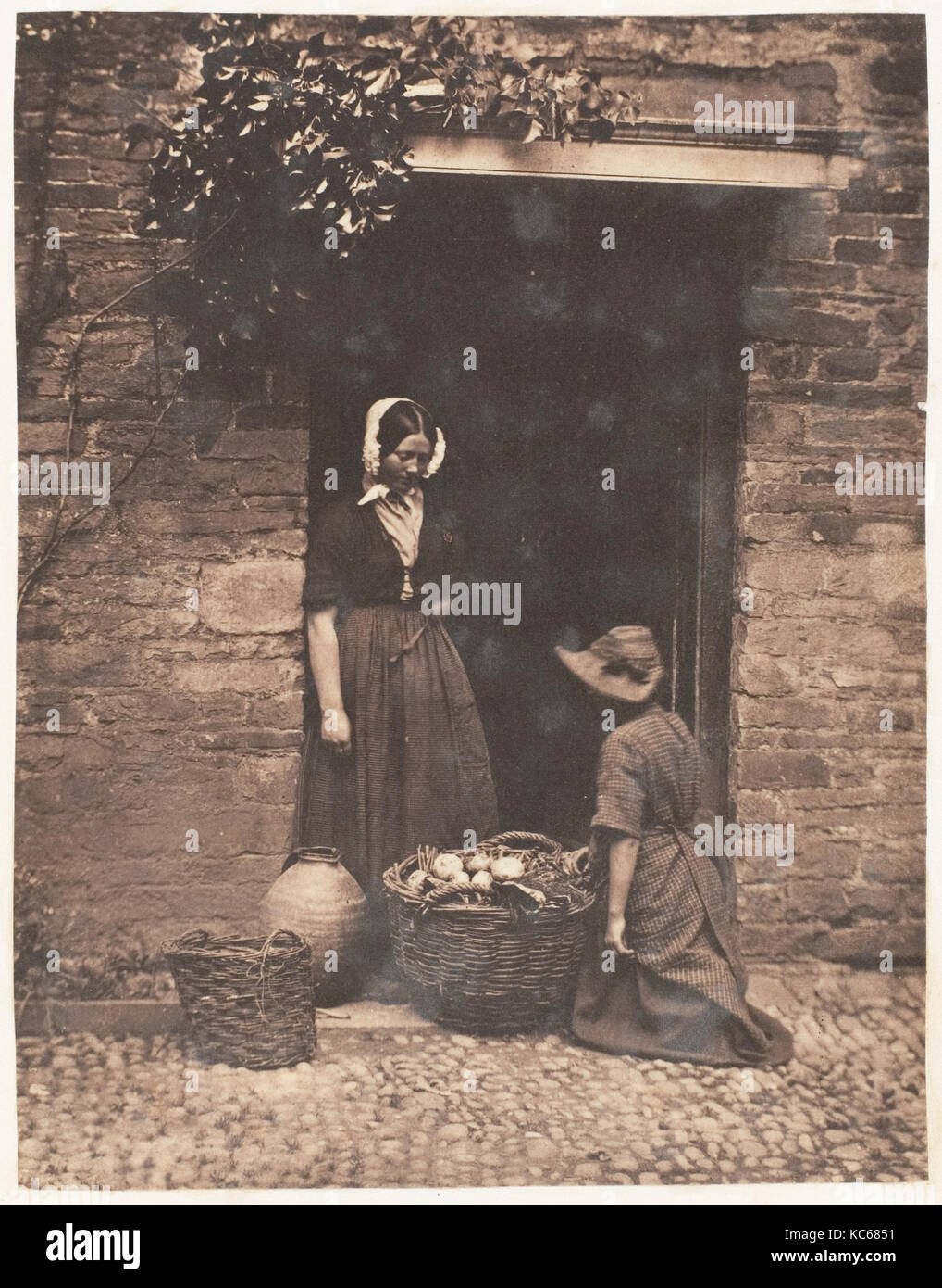 Zwei Frauen, eine kniend und stehend, in Korb mit Gemüse gefüllt, John dillwyn Llewelyn, 1853-56 Stockfoto