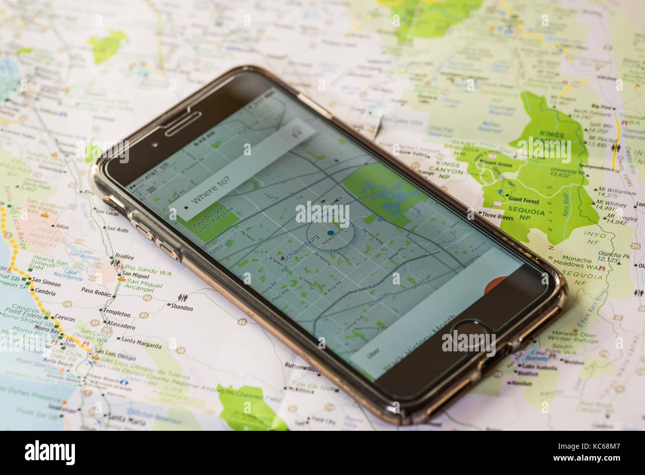 Chicago, IL, USA, May -12,2017, Smartphone mit einem offenen Uber Karte, um die Position auf dem Bildschirm und eine Karte (nur für den redaktionellen Gebrauch Stockfoto