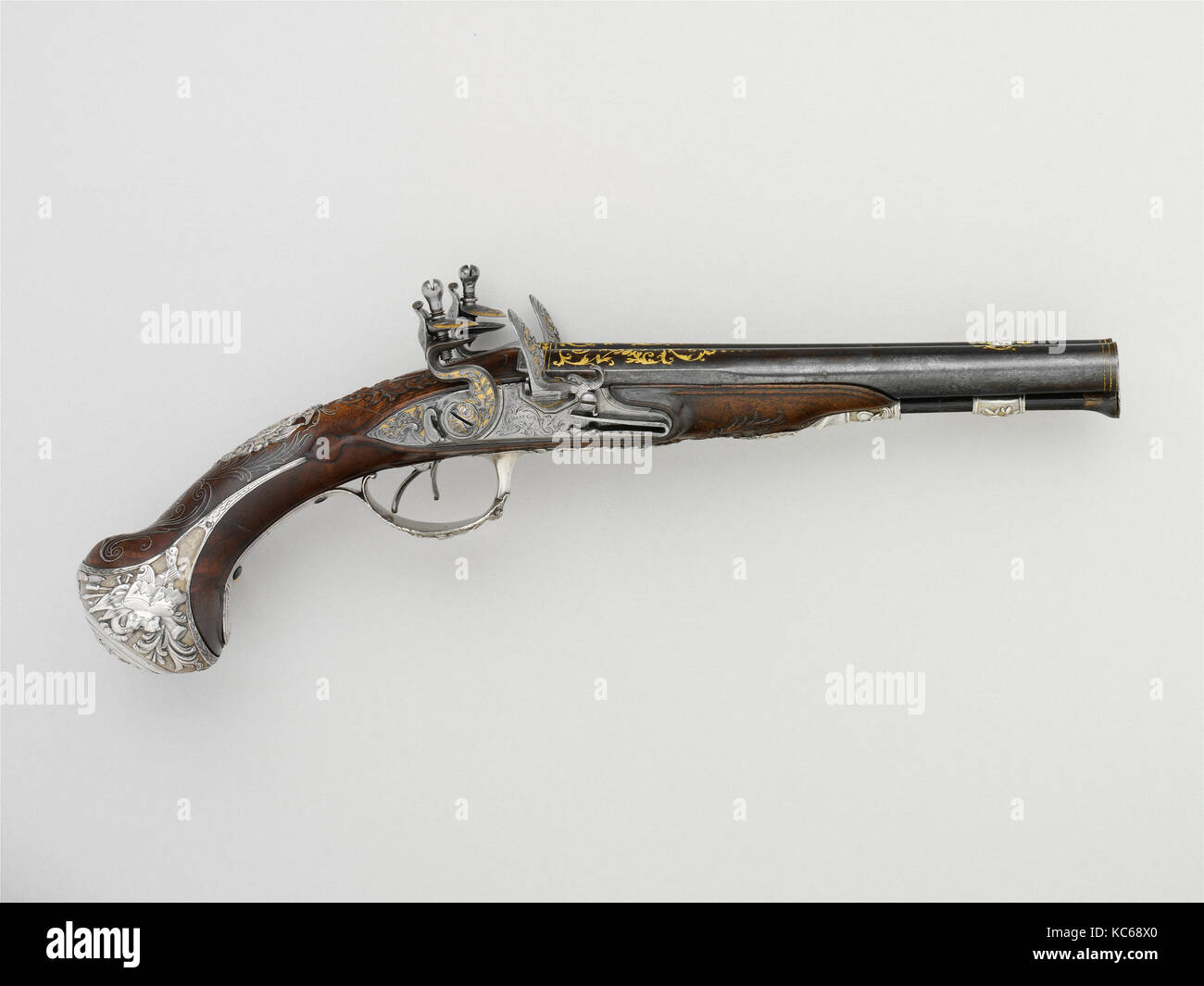 Paar Double-Barreled Flintlock Pistolen, 1752-53, Paris, Frankreich, Paris, Stahl, Silber, Gold, Holz (Walnuss), Fischbein, L. von Stockfoto