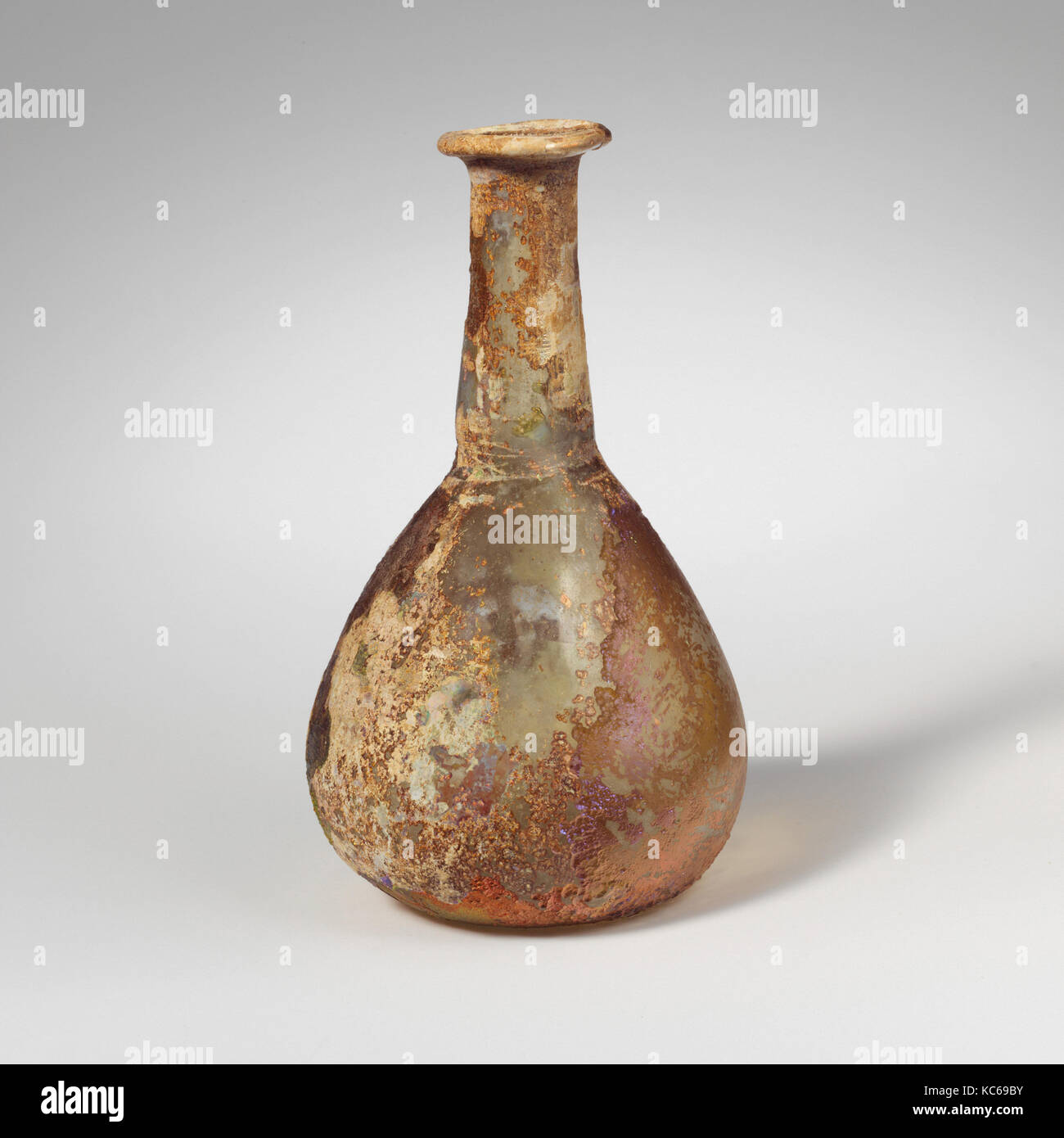 Glas Parfüm Flasche, Anfang bis Mitte Imperial, 1.-2. Jahrhundert n. Chr., Römische, Glas, geblasen, 4 1/4 in. (10,9 cm), Glas, farblos Stockfoto