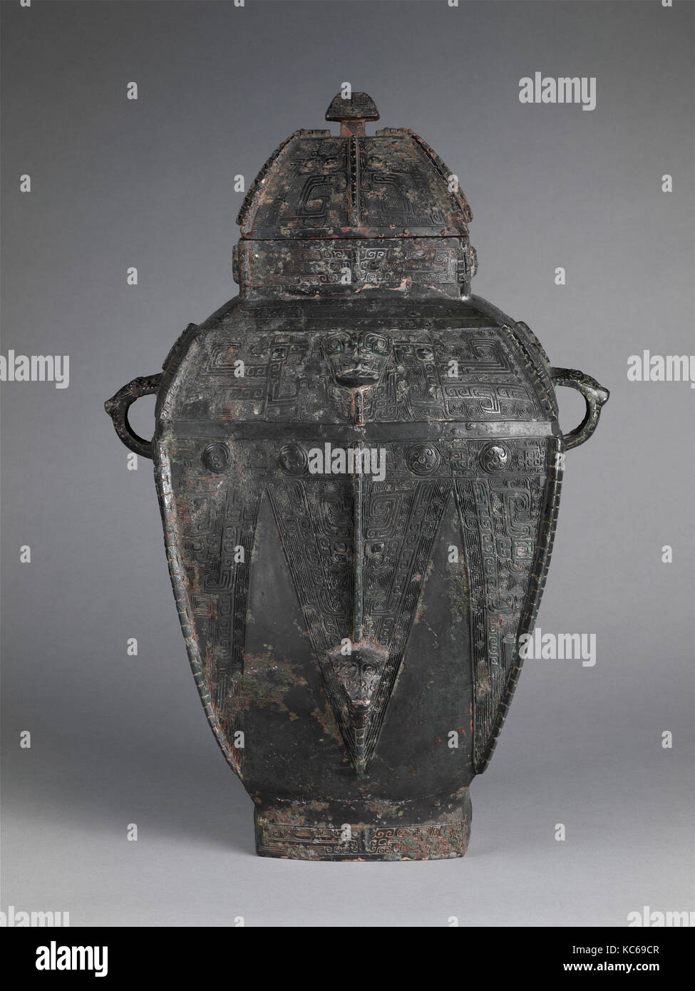 Mitgliedsboot, Shang Dynastie (Ca. 1600-1046 v. Chr.), China, Bronze, H 21 cm. (54,6 cm); W. 11 1/4 in. (28,6 cm Stockfoto Mitgliedsboot, Shang Dynastie (Ca. 1600-1046 v. Chr.), China, Bronze, H 21 cm. (54,6 cm); W. 11 1/4 in. (28,6 cm Stockfoto