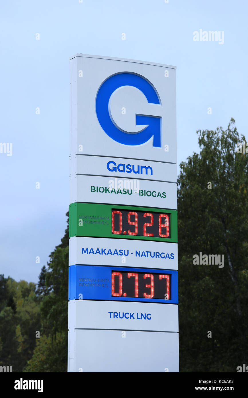 JYVASKYLA, Finnland - 22. SEPTEMBER 2017: Gasum Erdgas station mit Biogas und lng-Preise im Vergleich zu Benzinpreisen in Jyvaskyla, Finnland. Stockfoto