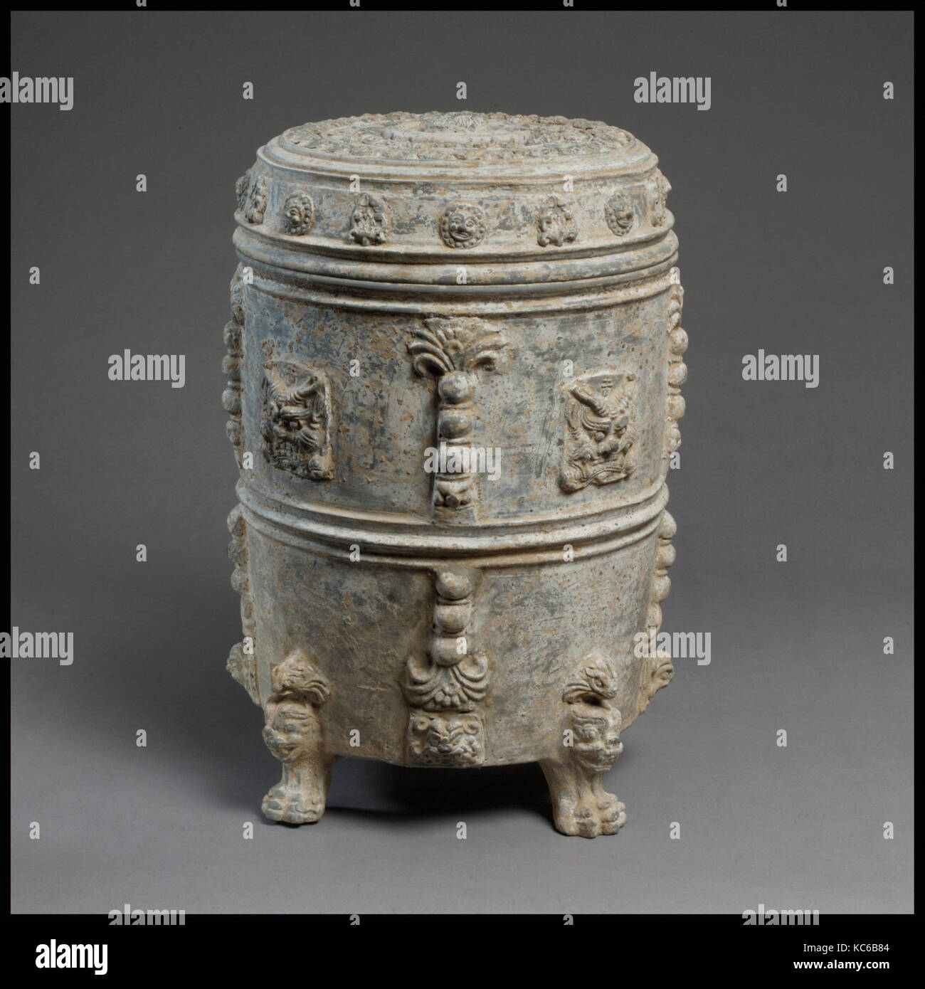 Überdachte Footed Schiff, Nördliche Qi Dynastie (550 - 577), China, Grau Steingut mit angewendet - Entlastung Dekoration unter weißen Slip Stockfoto