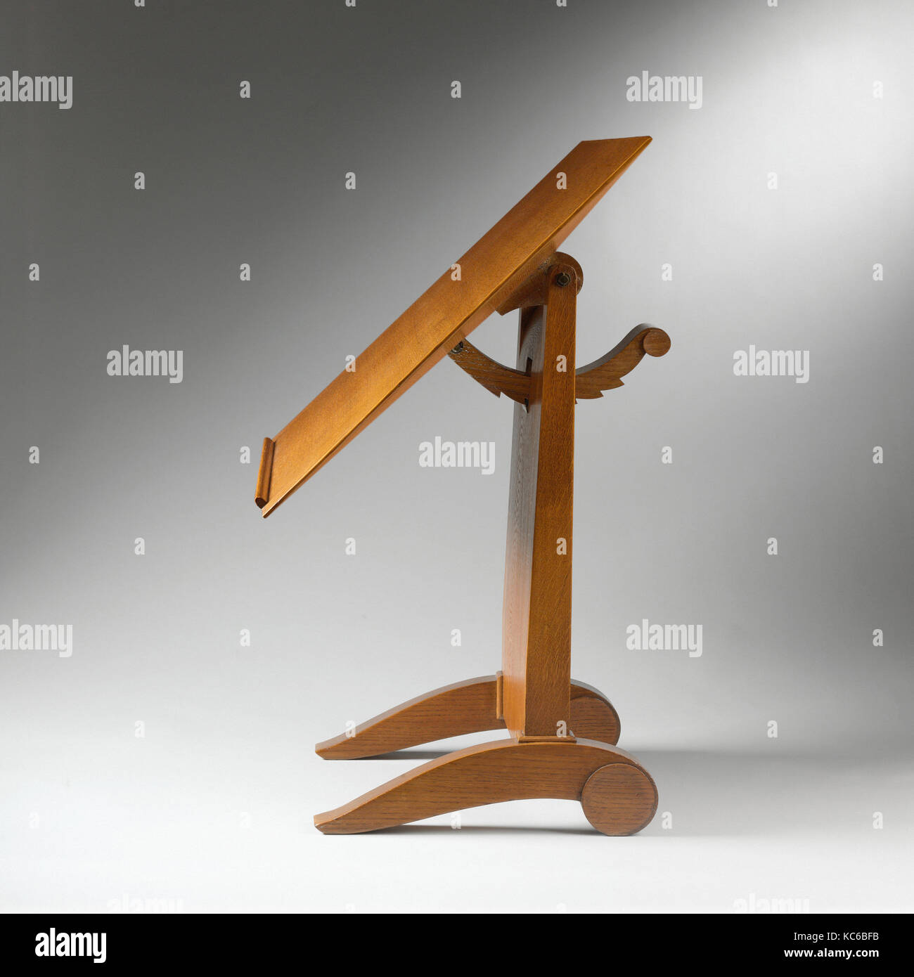 Cla-Cla' Tisch, Ca. 1926, Eiche, Basis: H. 26 3/4, W. 18 1/2, D. 16 5/16 in. (67,9 x 47 x 41,4 cm), Möbel, Émile-Jacques Stockfoto