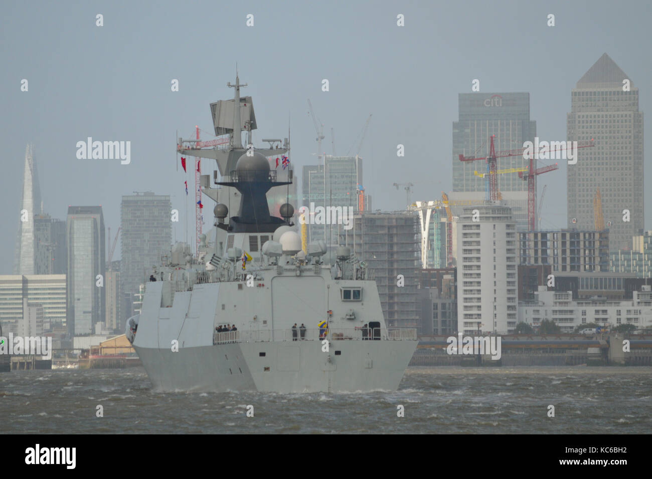 Zwei chinesische Typ 054 eine Fregatten, Huanggang Yangzhou (577) und (578) auf der Themse in London zu Beginn des Geschäfts- oder Firmenwertes port Kommen Stockfoto