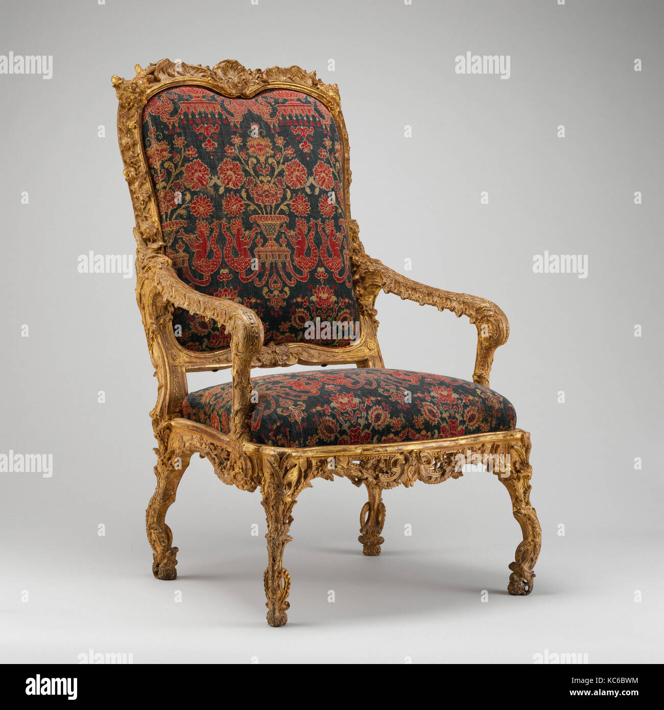 Sessel (fauteuil à la Reine), Ca. 1690 - 1710, französischer, Paris, geschnitzten und vergoldeten Nussbaum, Ende 17. Jahrhundert wolle samt Stockfoto