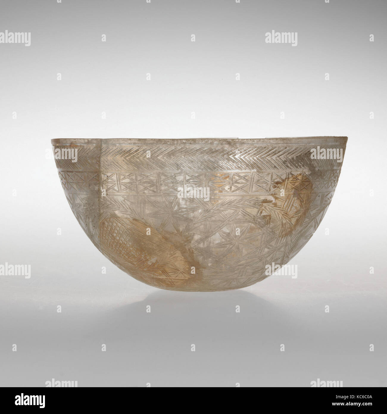 Glasschale mit geometrischen Mustern verziert, 4. Jahrhundert A.D Stockfoto
