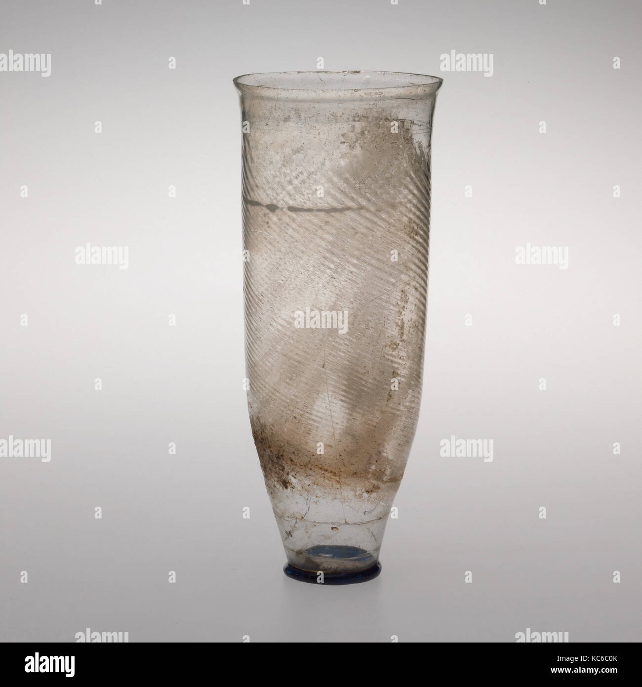 Becherglas, Imperial, 4. Jahrhundert n. Chr., Römische, Glas; in eine runde Form geblasen, geschleppt, und Schneiden, H.6 1/4 in. (15,9 cm Stockfoto