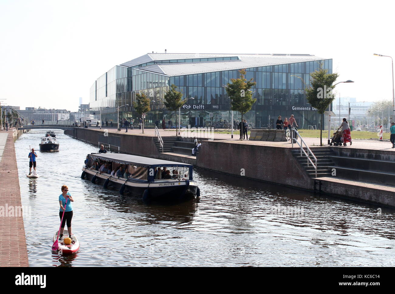 Brandheiß Hauptbahnhof Delft, Delft, Südholland, Niederlande. Menschen kayakinhg und Bootfahren auf Stockfoto