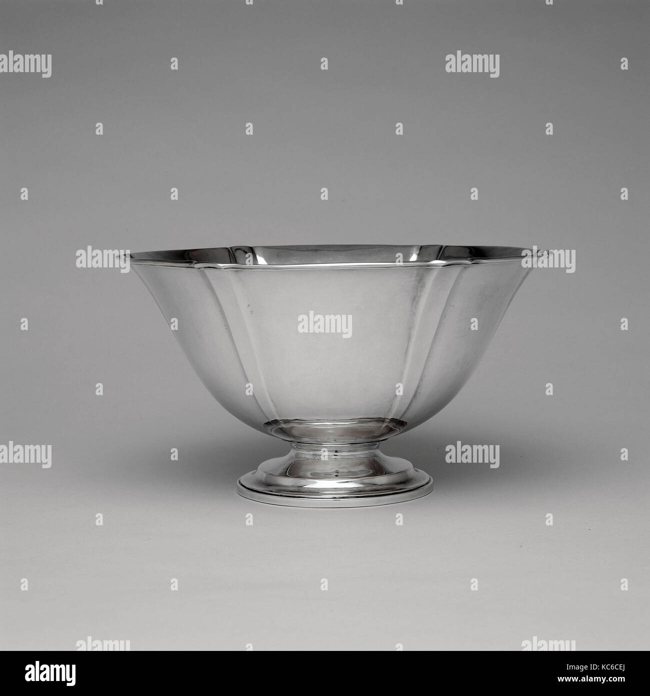 Schüssel, Ca. 1919 in Gardner, Massachusetts, Vereinigte Staaten von Amerika, amerikanische, Silber, Gesamt: 5 1/4 x 9 5/8 in. (13,3 x 24,4 cm); 26. Stockfoto