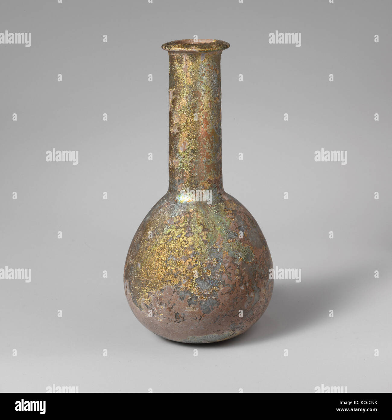 Glas Parfümflasche, Mitte Imperial, 2. bis 3. Jahrhundert n. Chr., Römische, Glas, geblasen, 6 1/2 in. (16,5 cm), Glas, große Parfumflasche Stockfoto