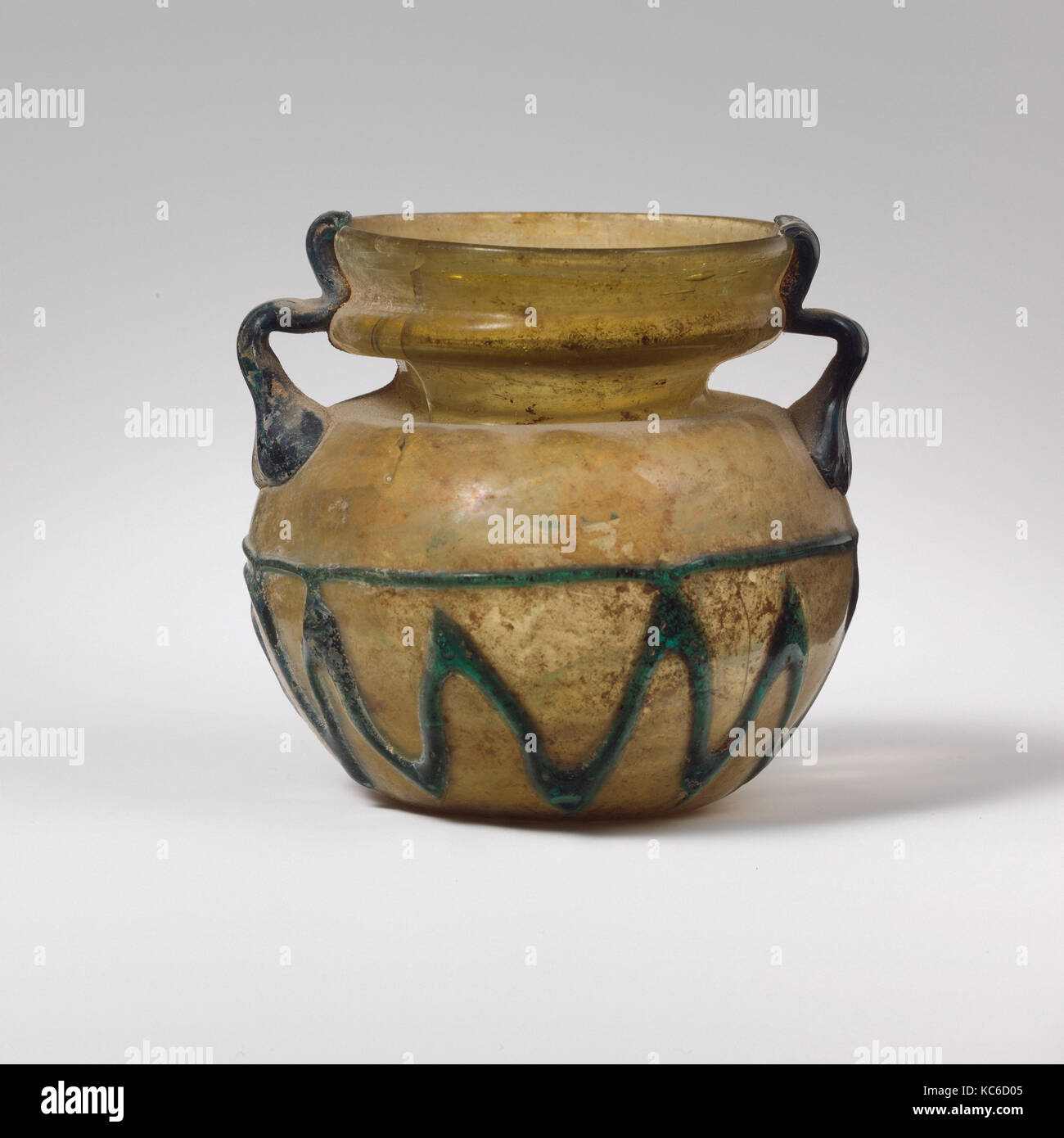 Glas Glas, Imperial oder frühen byzantinischen, 4.-5. Jahrhundert n. Chr., Römische, Palästinensischen, Glas, geblasen und schleppte, H.: 3 7/16 Stockfoto