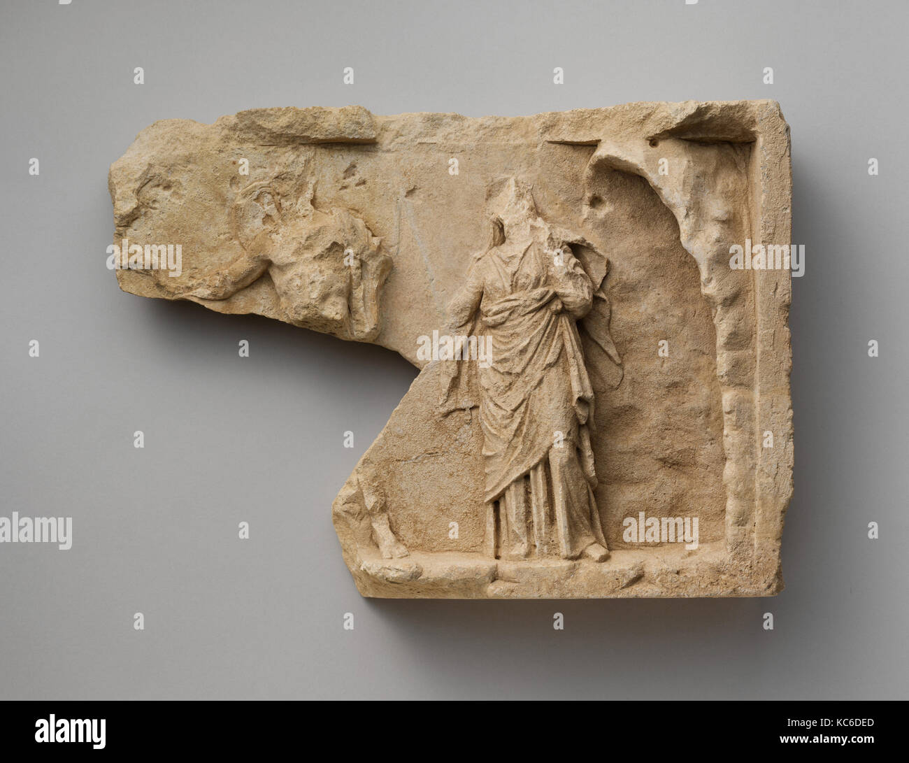 Fragment einer Kalkstein relief mit zwei stehende Figuren, 4.-3. Jahrhundert v. Chr. Stockfoto