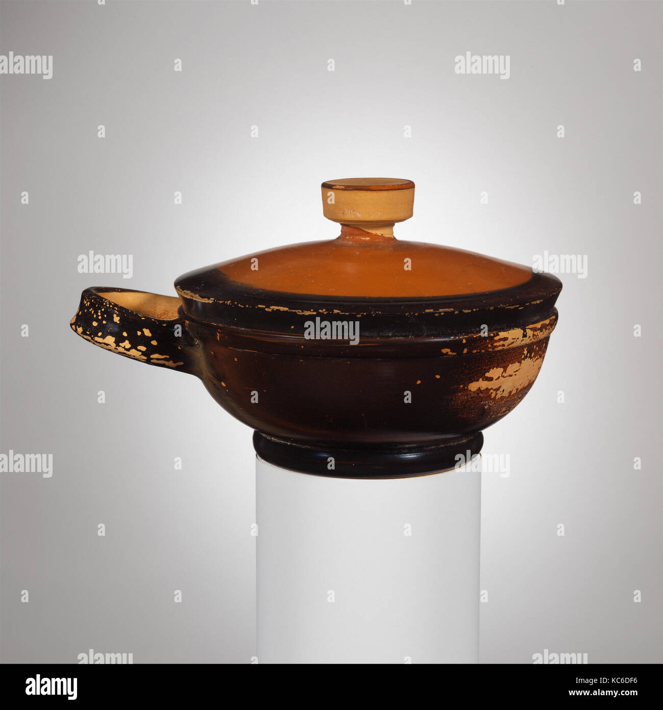 Terracotta bedeckten Schüssel mit einem Griff, Ca. 450 - 400 v. Chr. Stockfoto