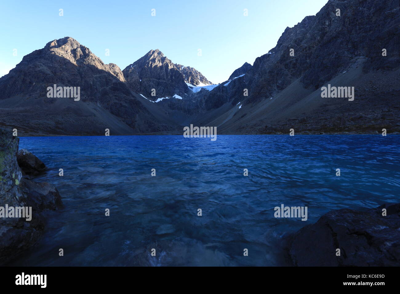 Blaue Gletscher See in den Lyngen Alpen Stockfoto
