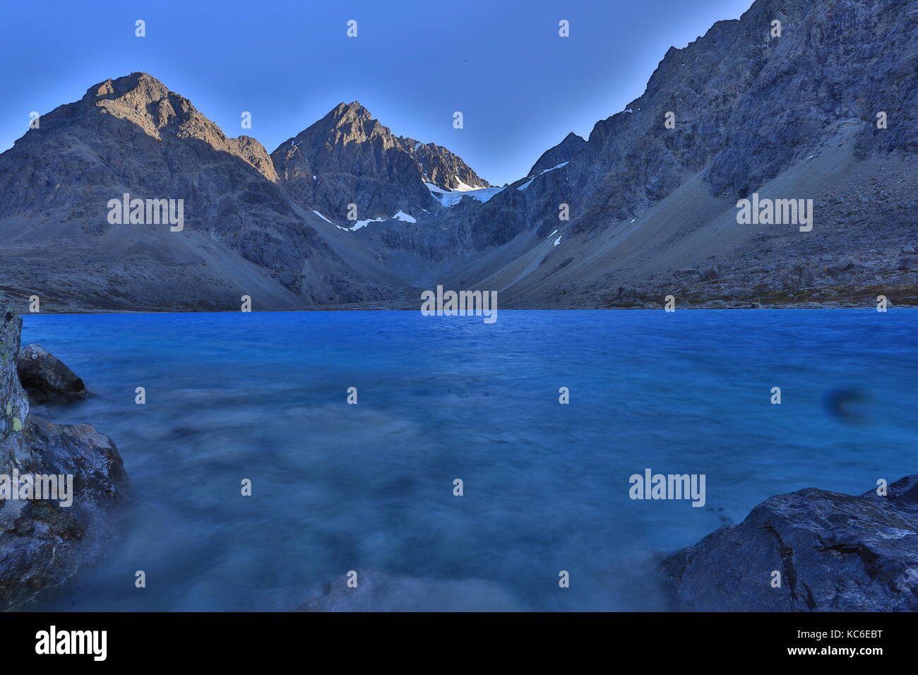 Blaue Gletscher See in den Lyngen Alpen Stockfoto