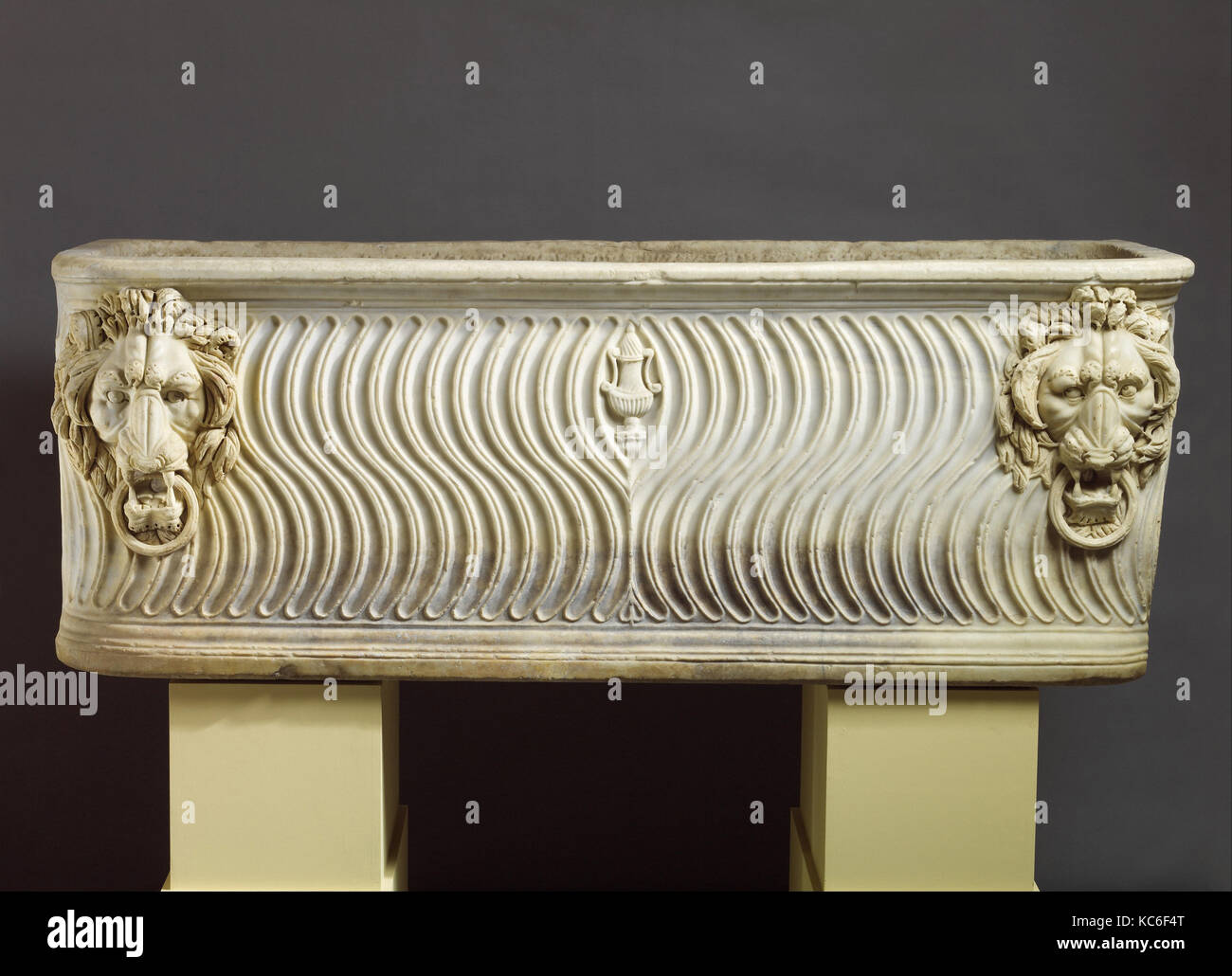 Marmor strigilated Sarkophag, Imperial, spät Severan, Ca. A.D. 220, Römische, Marmor, Abmessungen: h. 32 5/16 x l. 85 7/16 Stockfoto