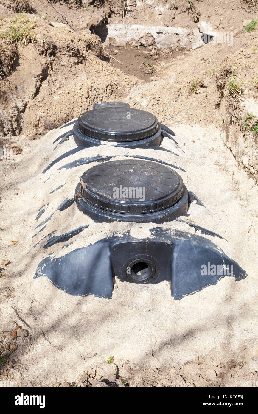 Neue Installation einer Plastik 4000 Liter septischen Tank halb in einem Sandbett ausgesetzt für einen ländlichen Heimat, für die Beseitigung und Reinigung von Abwässern, wastew Stockfoto