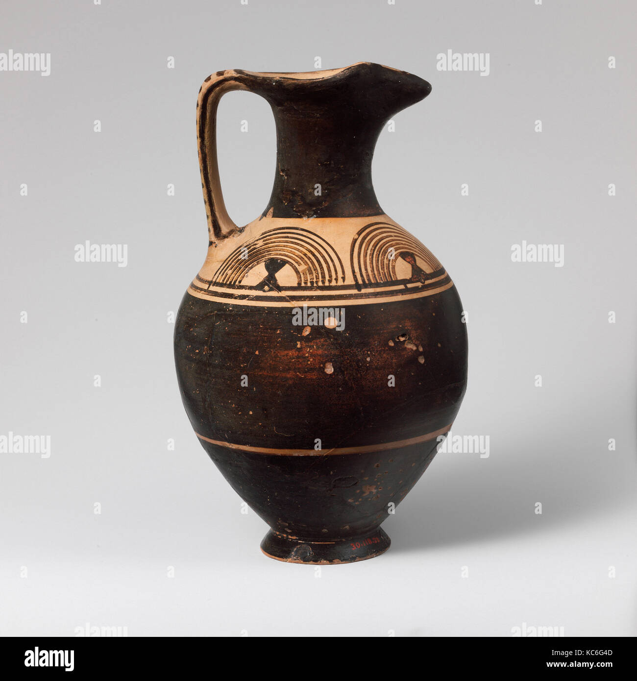 Terrakotta oinochoe (Kanne), Geometrische, Ca. 900 v. Chr., Griechischer, Dachgeschoss, Terrakotta, H., wie restaurierte 8 3/16 in. (20,8 cm), Vasen, Aus Stockfoto