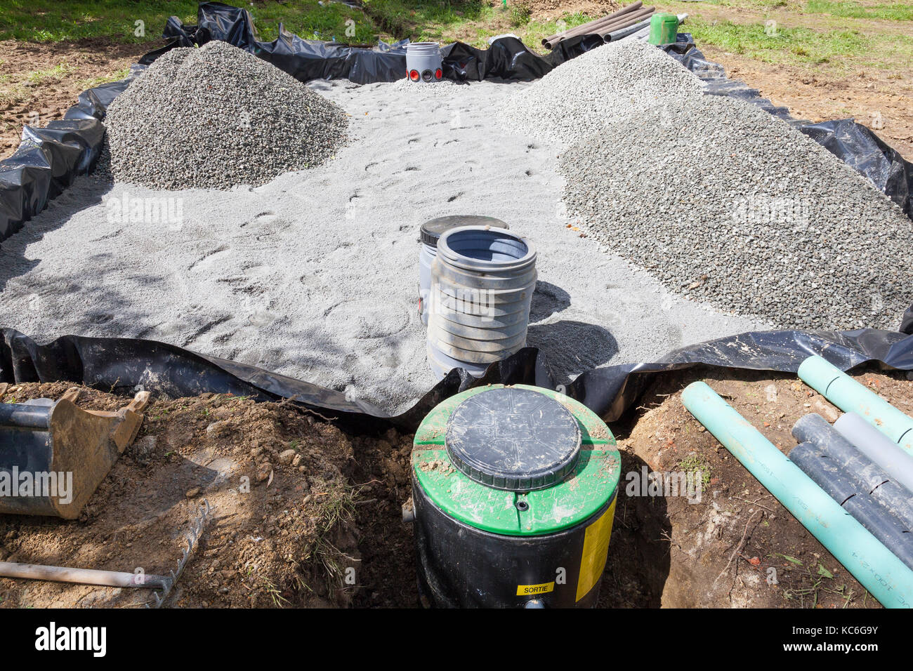 Einbau eines Sand- und grevel filter Bett für einen Haushalt septischen Tank für die Entsorgung und Reinigung von Abwasser, Abwasser und wasterwater. Niedrigen Winkel v Stockfoto