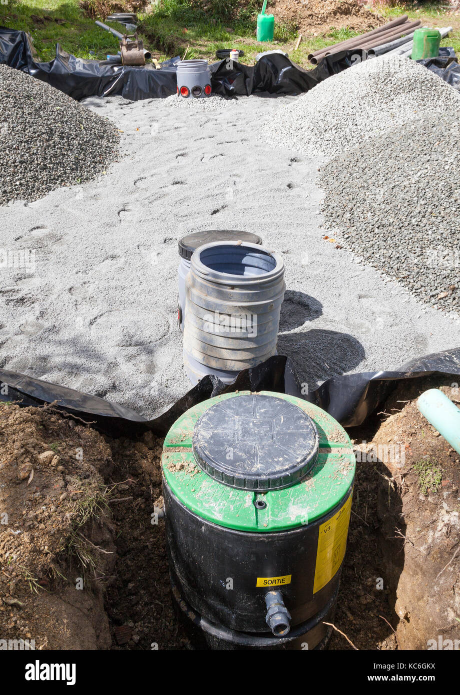 Schließen Sie die Pumpe, Filter und Sand und Kies filter Bett für einen neuen Haushalt septischen Tank für Abwasser und Abwasser Entsorgung während der Installation lo Stockfoto