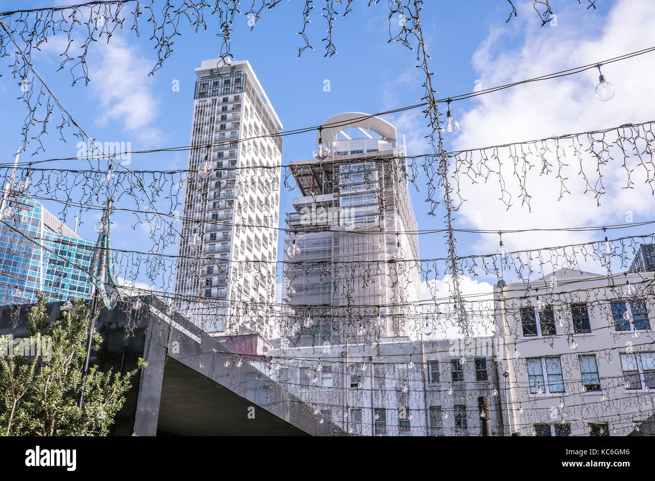 Auf der Suche durch die Lichterketten und Außenbeleuchtung an Hochhäuser, Bürogebäude und Wohnungen in Britomart, Auckland CBD, Neuseeland, NZ Stockfoto