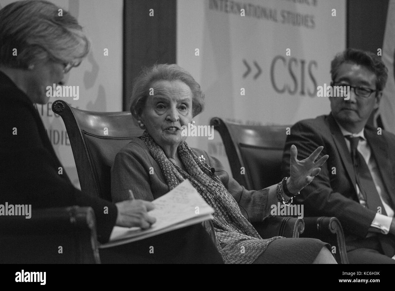 Madeleine Albright CSIS-DC. (Links) Kang Kyung-wha, Minister für Auswärtige Angelegenheiten (r) Victor D. Cha, Leitender Berater und Korea Stuhl, CSIS; Stockfoto