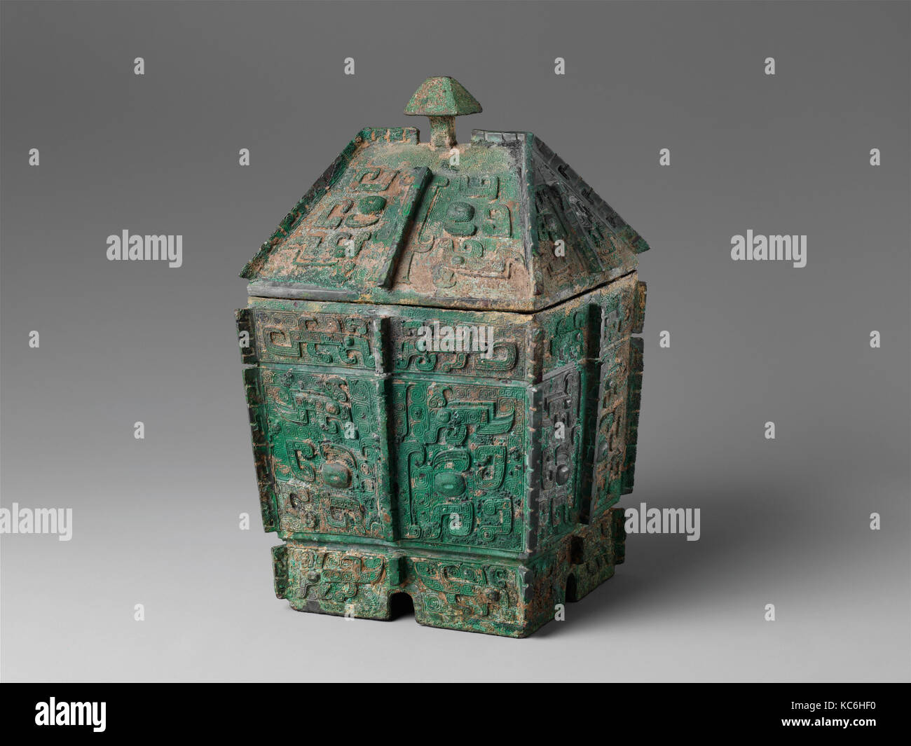 Mitgliedsboot, Shang Dynastie (Ca. 1600-1046 v. Chr.), China, Bronze, H.9. (22,9 cm); W. 5 1/16-in. (12,9 cm) D.5 9/16-in. (14. Stockfoto Mitgliedsboot, Shang Dynastie (Ca. 1600-1046 v. Chr.), China, Bronze, H.9. (22,9 cm); W. 5 1/16-in. (12,9 cm) D.5 9/16-in. (14. Stockfoto
