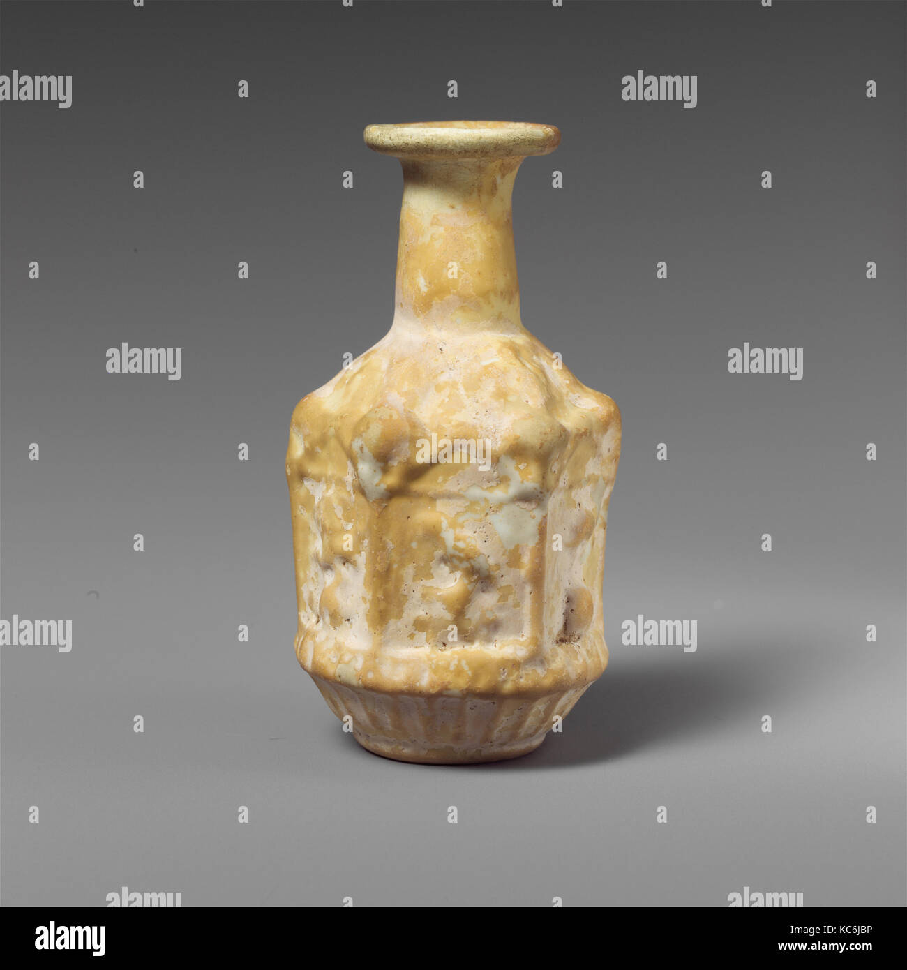 Sechskant Glas Flasche, frühen Kaiserzeit, Julio-Claudian, Ca. 25 - 50 N.CHR., Römische, Glas; in einem Dreiteiligen Schimmel, H. geblasen: 3. (7.6 Stockfoto