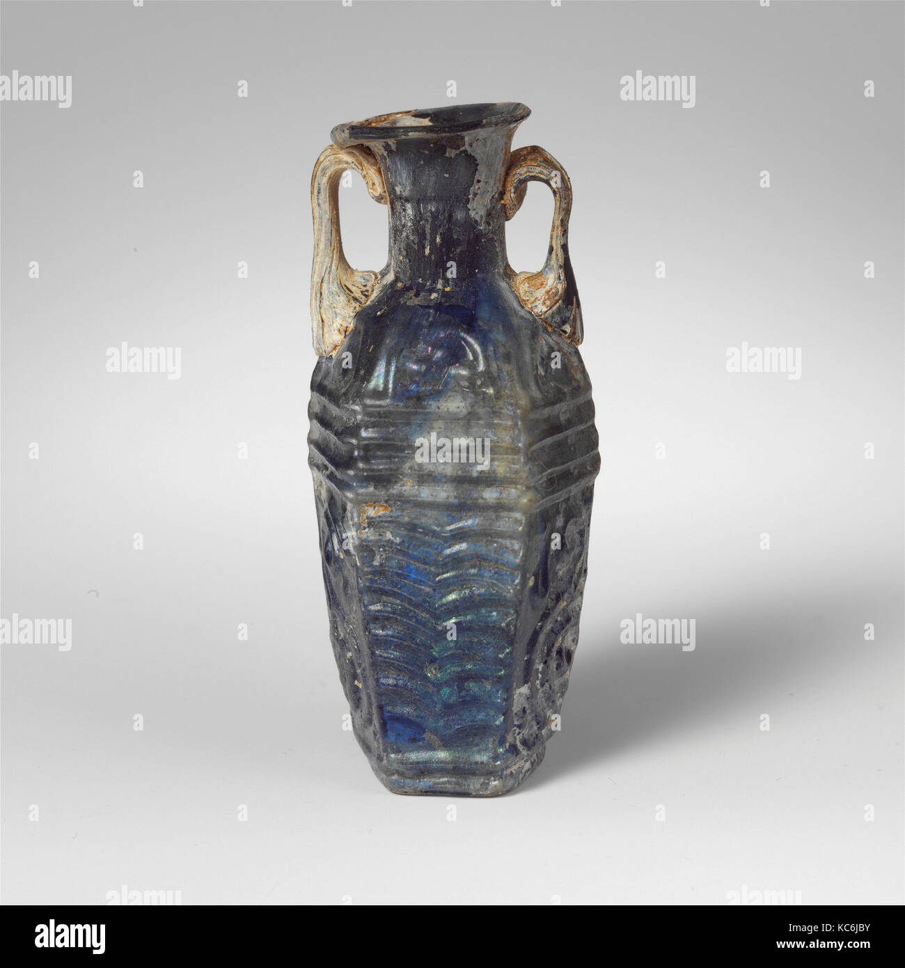 Sechskant Glas Flasche, frühen Kaiserzeit, 1. Jh. N.CHR., Römische, Glas; in einer zweiteiligen Form, andere geblasen: 3 3/8 x 1 1/2 in. (8.6 Stockfoto