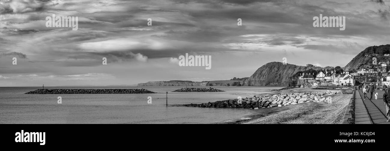 Seashore, steinigen Strand und Blick auf die Felsen, Sidmouth, einer Küstenstadt und beliebter Urlaubsort an der englischen Kanalküste, Devon, Südwest-England Stockfoto