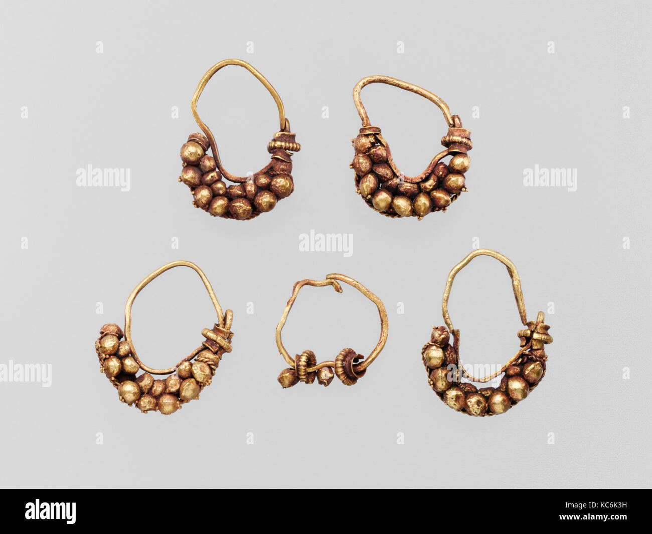 Fünf goldene Ohrringe mit sphärischen Elementen, 1. Jahrhundert v. Chr. - 1. Jahrhundert A.D Stockfoto