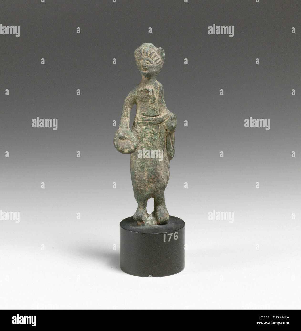 Statue eines Mannes mit Schiff, Bronze, H.: 3 7/16 in. (8.7 cm), Bronzen Stockfoto
