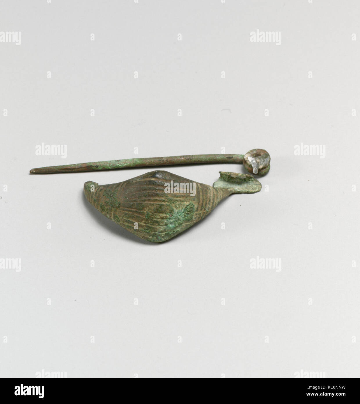 Wadenbein, Boot-förmige Ausführung, Bronze, Andere: 1 7/8 in. (4.8 cm), Bronzen Stockfoto