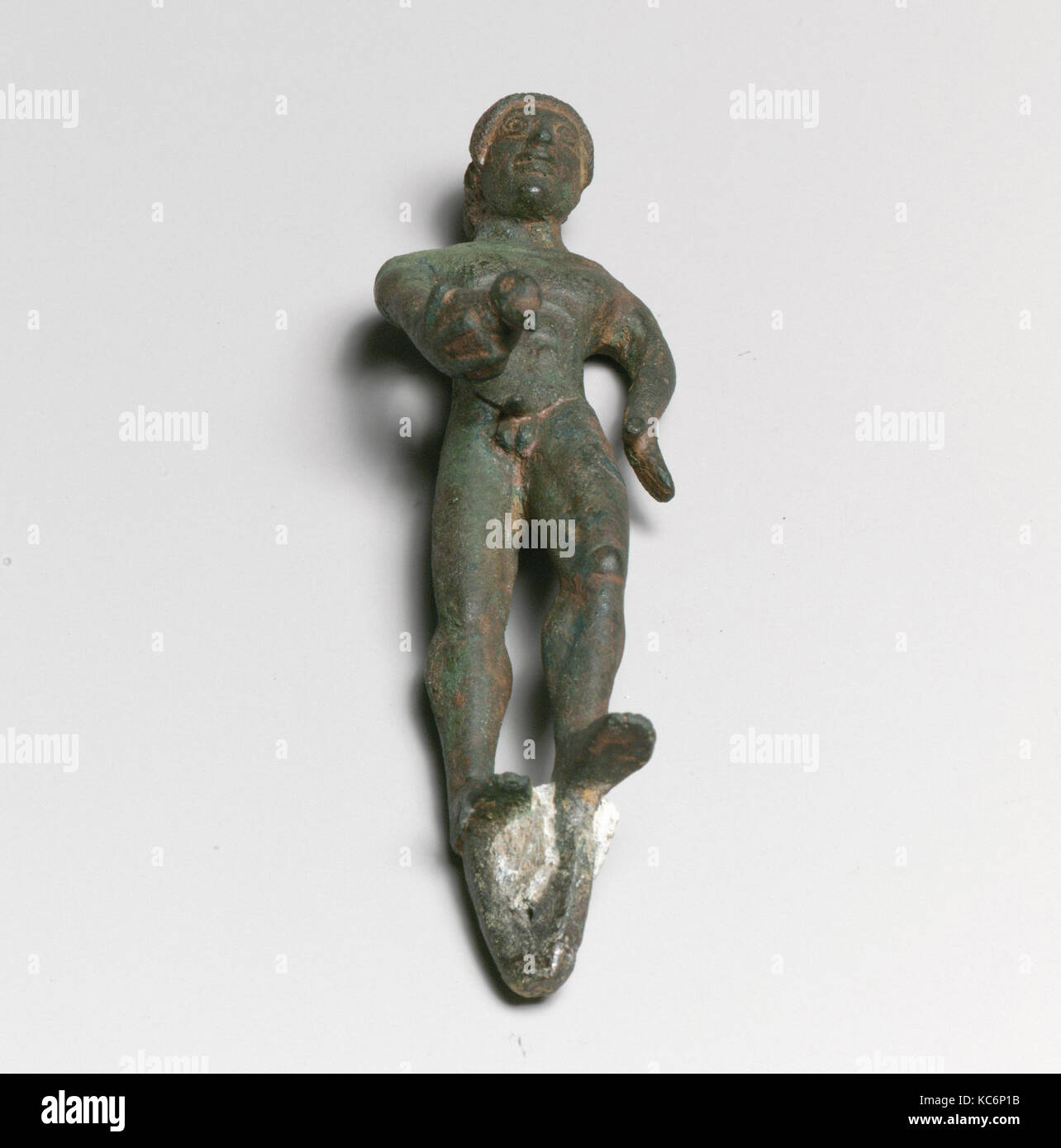 Statuette eines Jugendlichen mit Ente, Etruskische, Bronze, H.: 4 1/8 in. (10,5 cm), Bronzen, Holding Ente in der Rechten Stockfoto