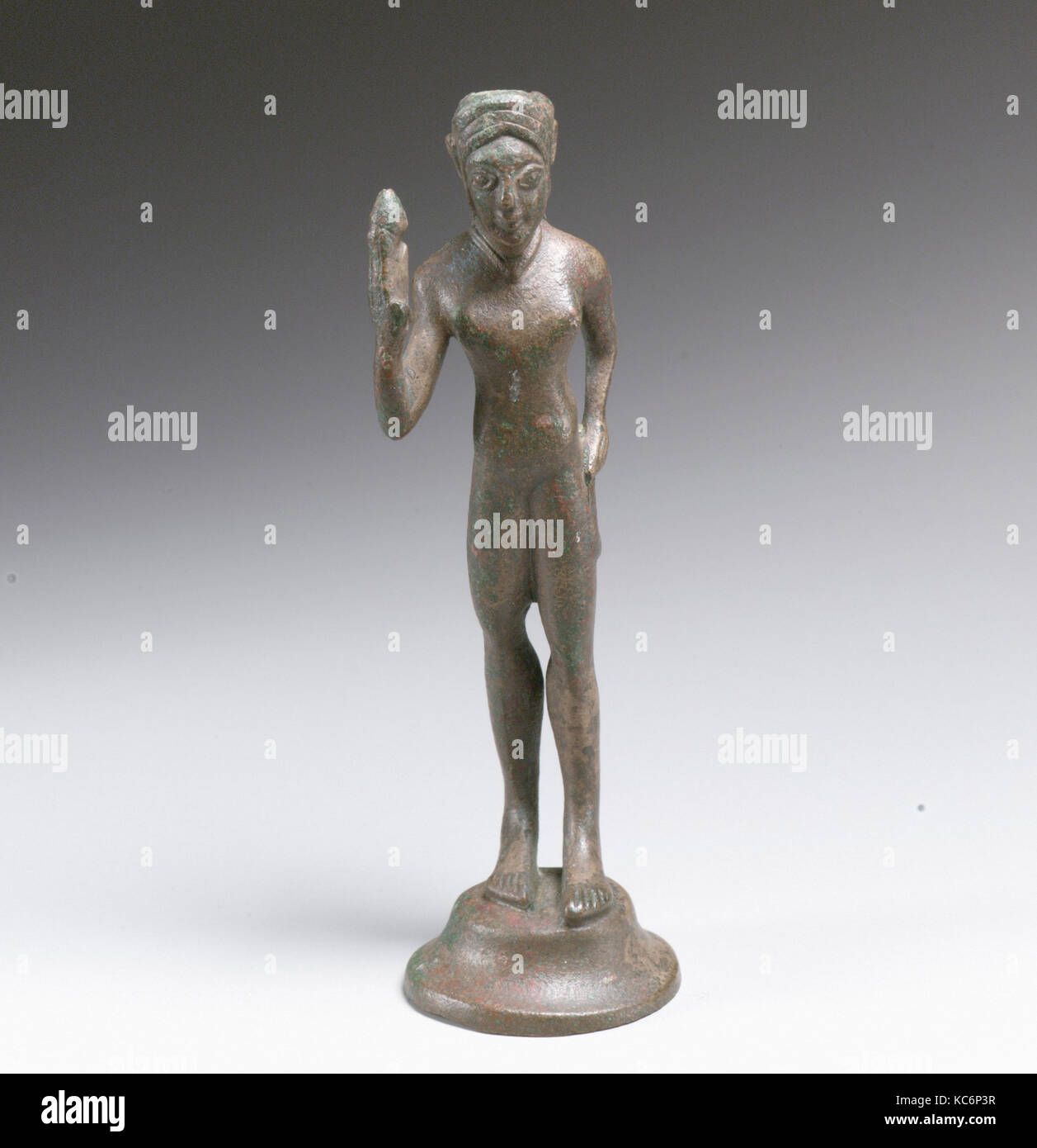 Statue eines Mädchens mit Lotus, Bronze, H.: 4 7/8 in. (12,4 cm), Bronzen Stockfoto