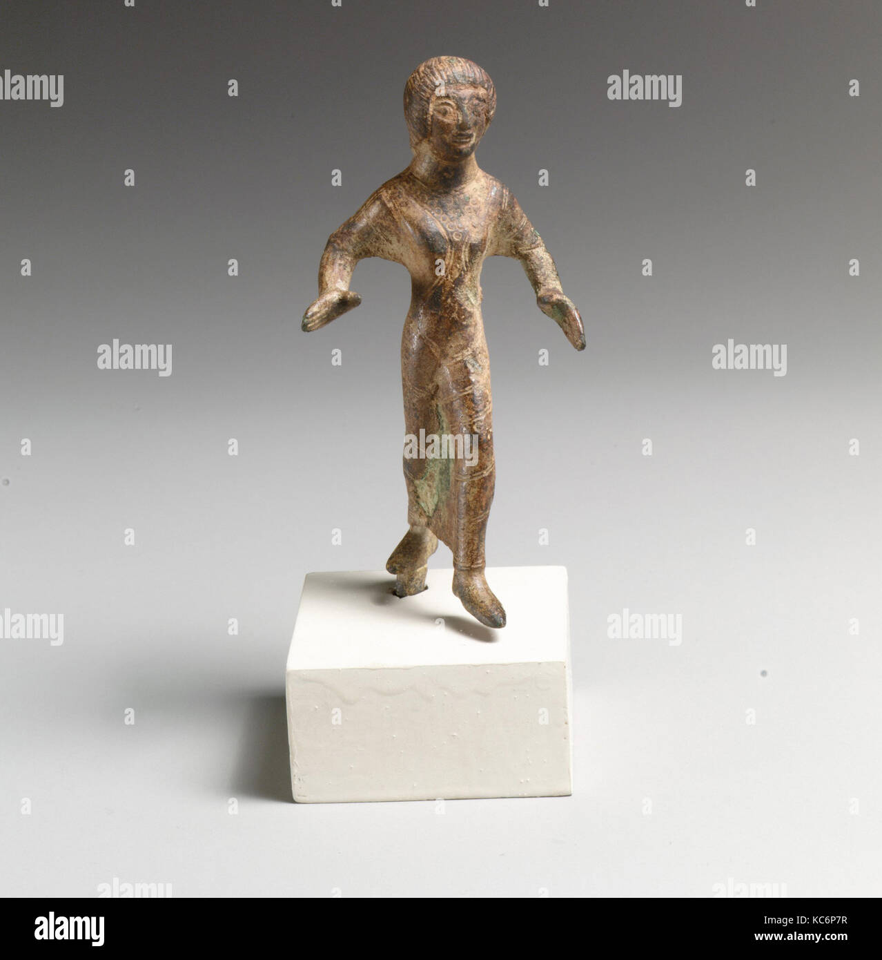 Statue eines Mädchens, Archaisch, Griechisch?, Bronze, H.: 3 13/16-in. (9,7 cm), Bronzen Stockfoto