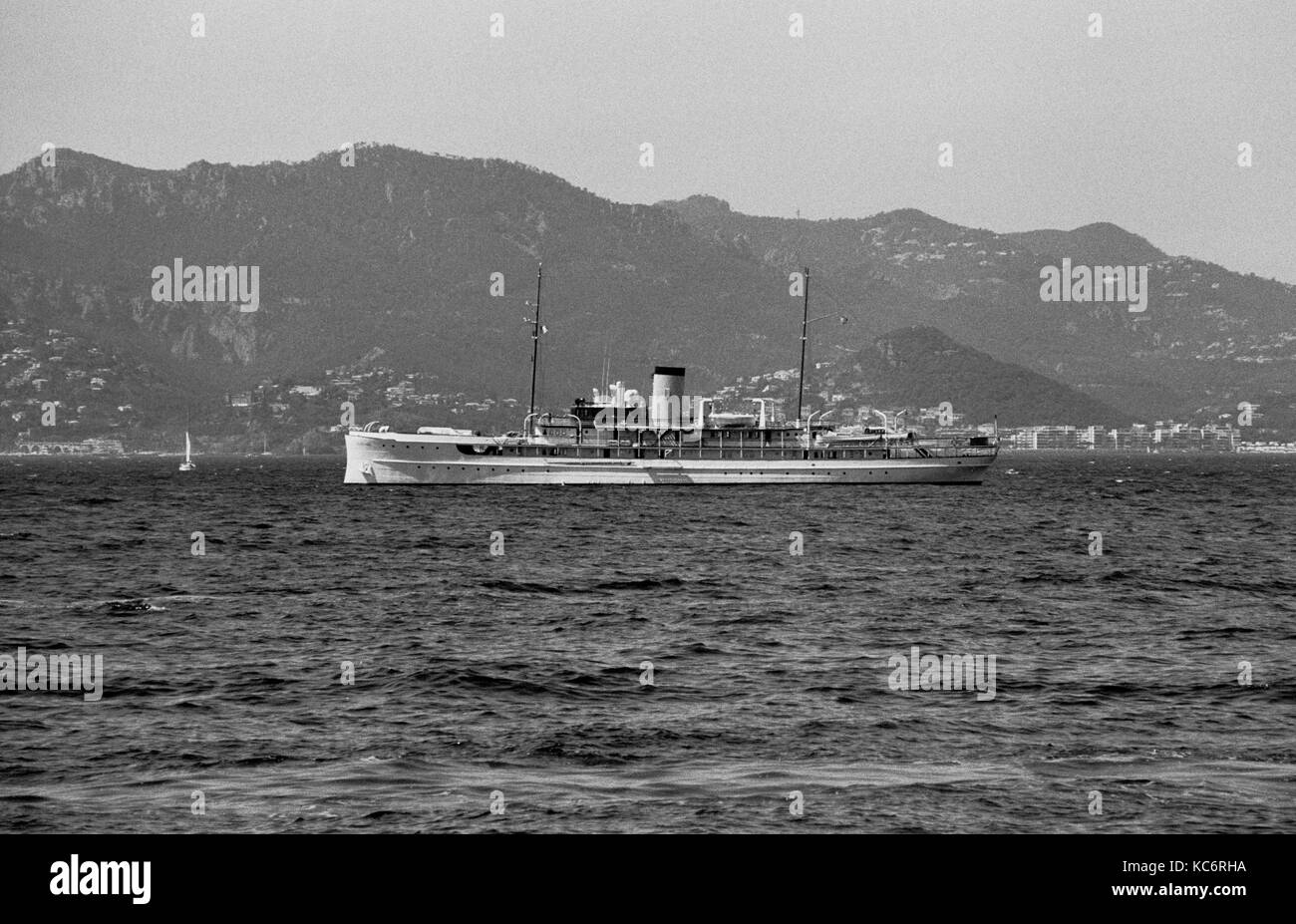 SS DELPHINE IN DER BUCHT VON CANNES - 1921 HORACE DODGE YACHT - LETZTE DAMPFGARER - USS DAUNTLESS - CANNES FRANKREICH FRANZÖSISCHE RIVIERA - SILBER FILM © Frédéric BEAUMONT Stockfoto