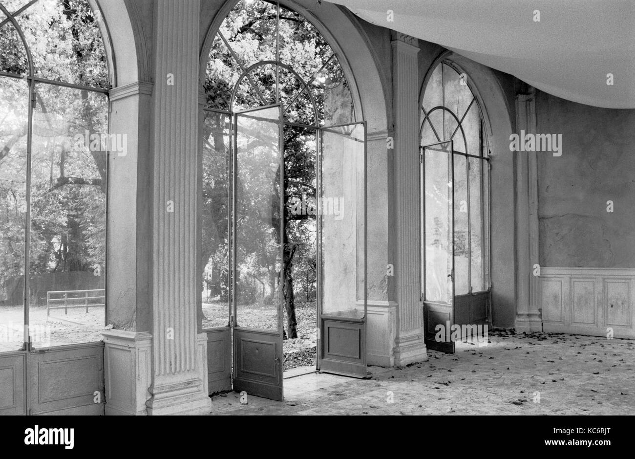 Große Fenster, ZIMMER IN EINER ITALIENISCHEN VILLA - Stresa, Italien - NOSTALGISCHE ZEIT - Klassische romantische Architektur - SILBER FILM © Frédéric BEAUMONT Stockfoto