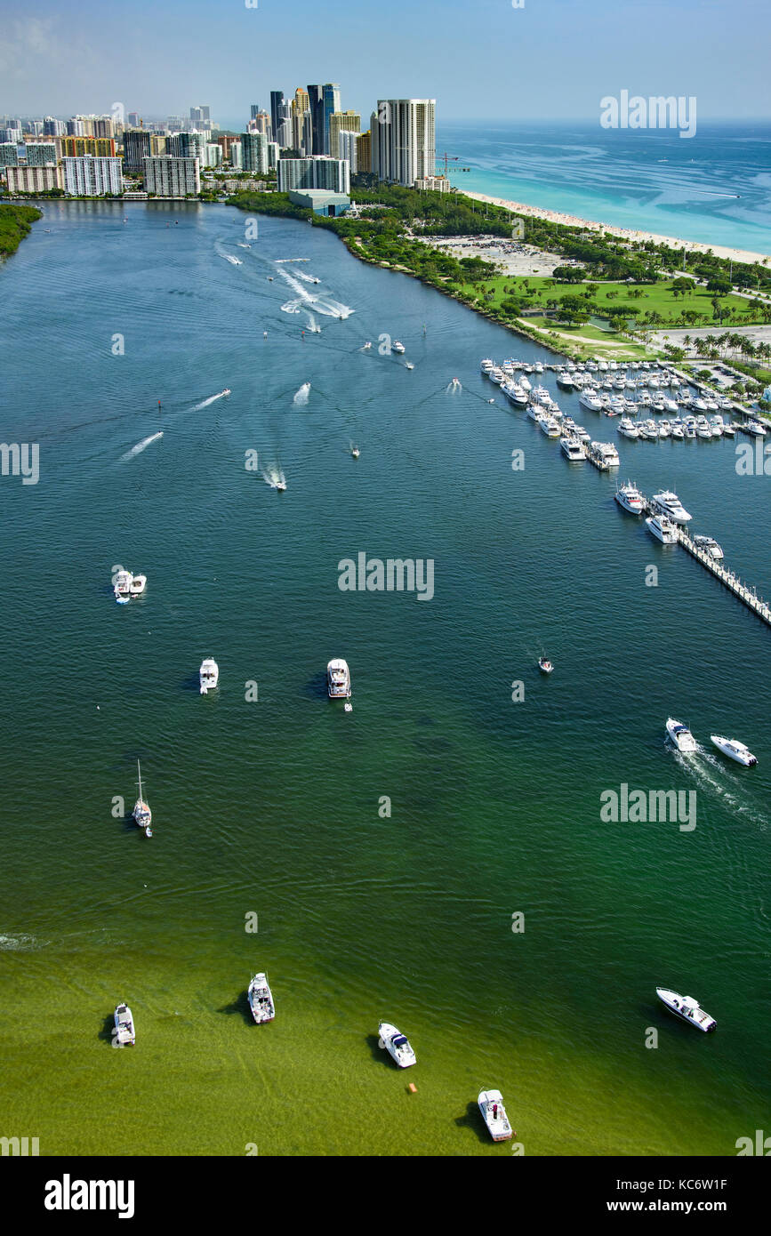 Usa, Florida, Miami, Luftbild der Bucht von Wasser und Stadt Gebäude Stockfoto