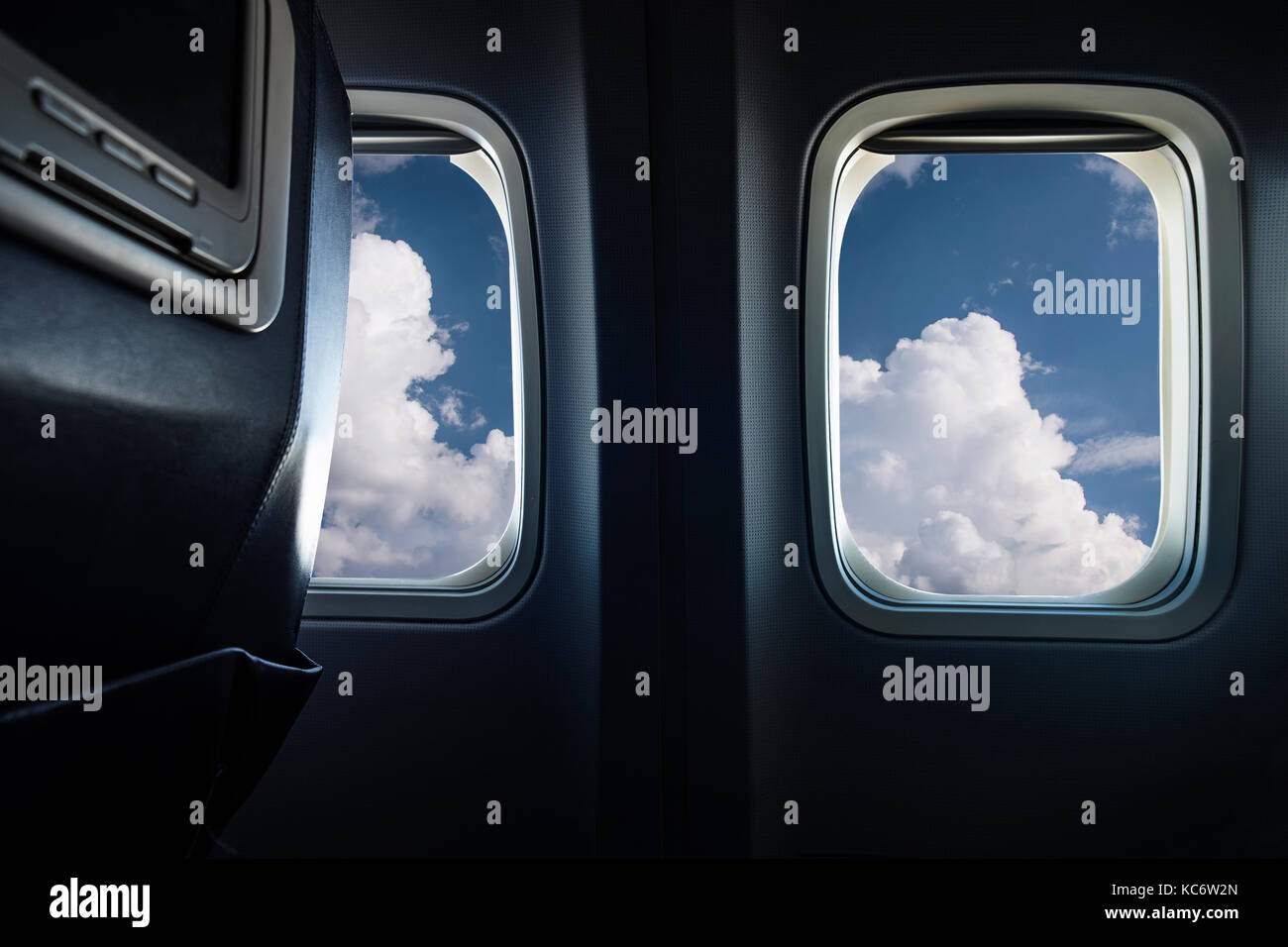 Wolken hinter dem Flugzeug Fenster Stockfoto