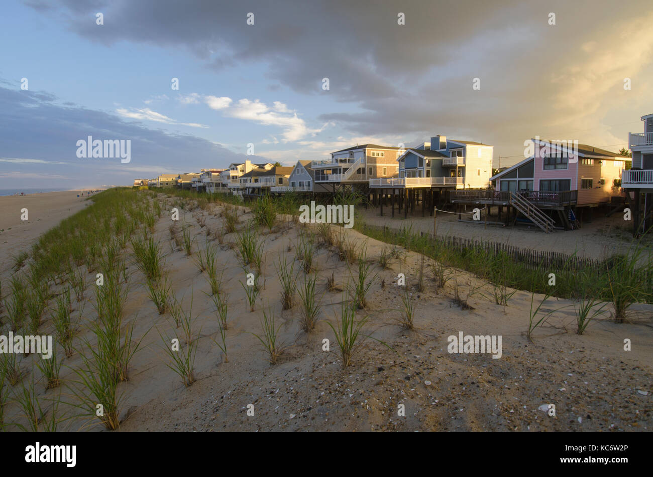 USA, Delaware, Bethany Beach, Strandhäuser bei Sonnenuntergang Stockfoto