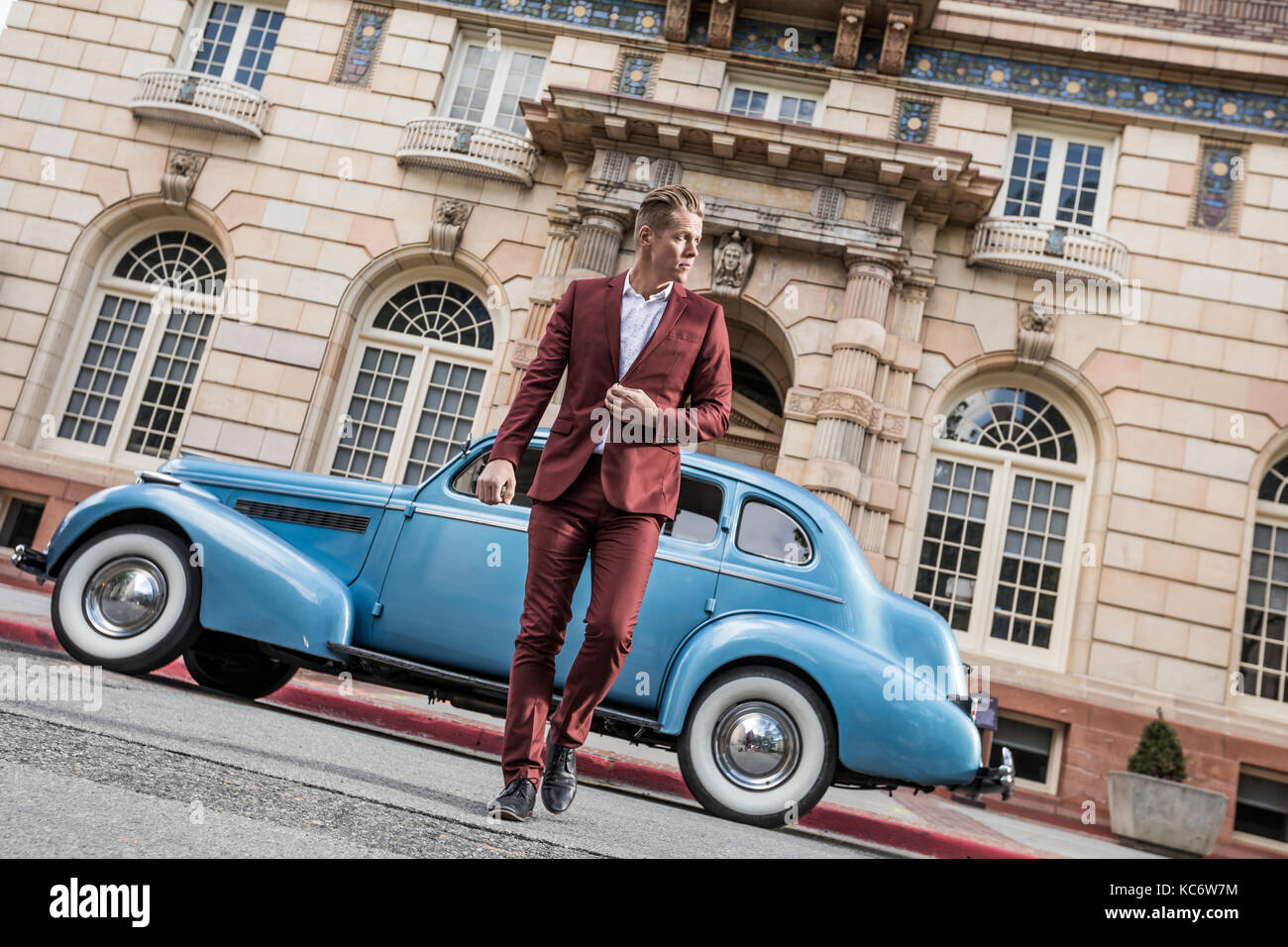 Usa, Utah, Salt Lake City, eleganten Mann crossing Street, Oldtimer im Hintergrund Stockfoto