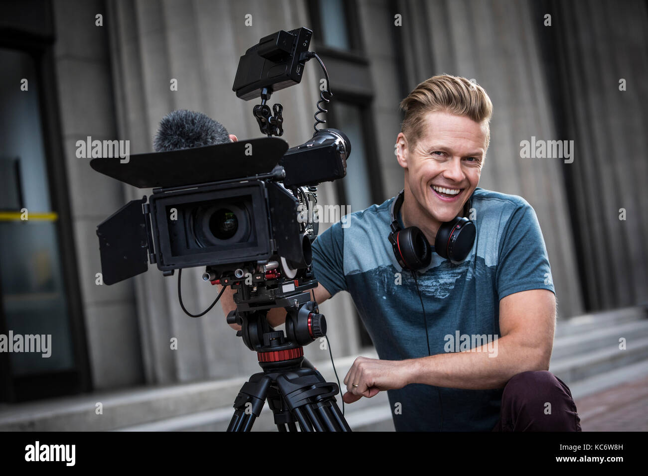 Portrait von lächelnden Bediener der Kamera Stockfoto