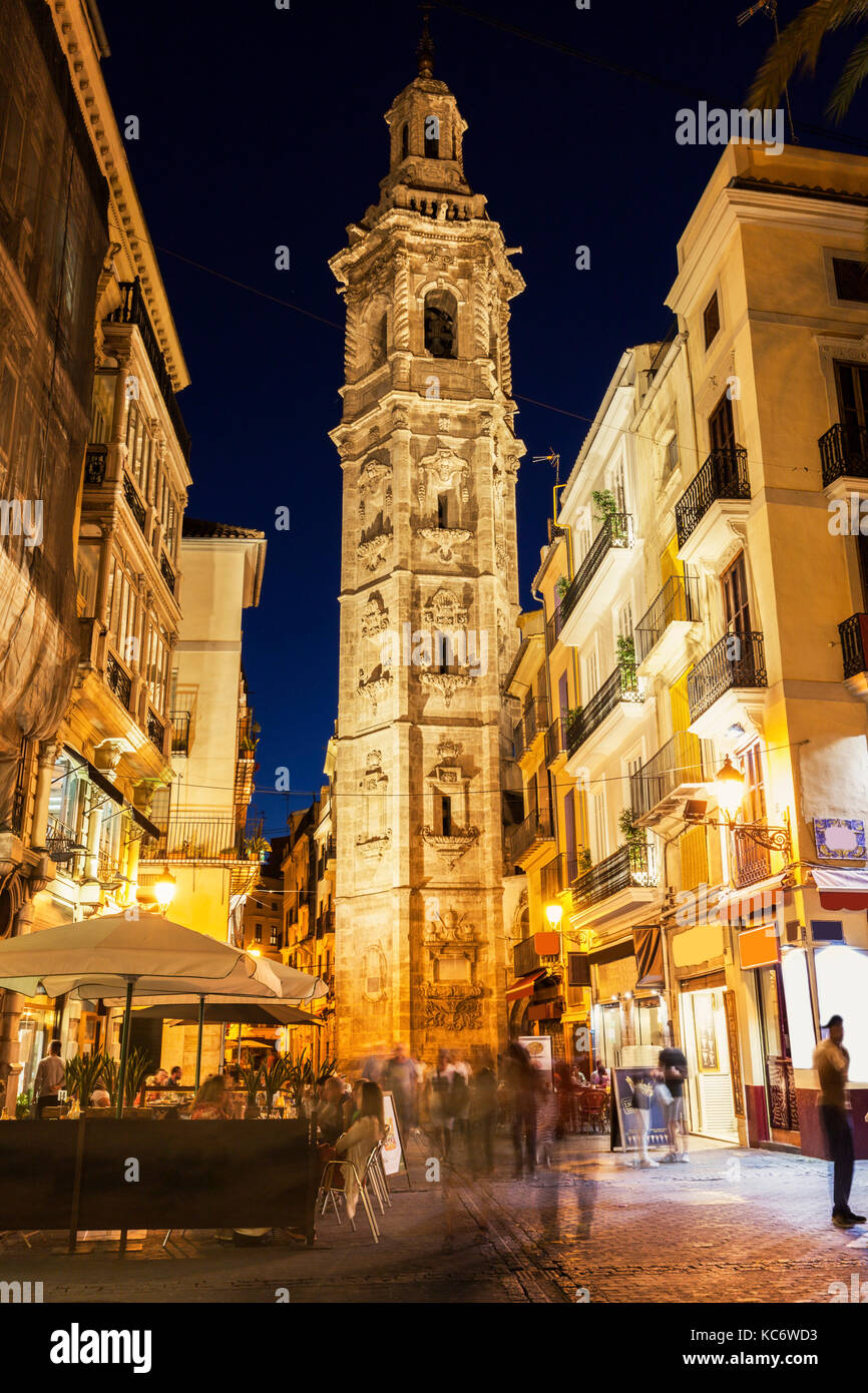 Spanien, Valencia, Valencia, Turm von Santa Catalina, Fußgänger auf der Gasse in der Altstadt bei Nacht Stockfoto