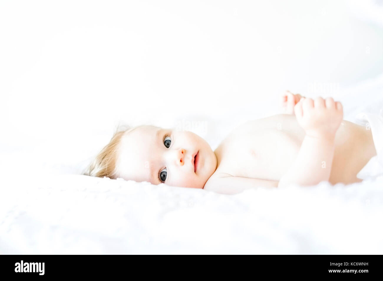 Portrait von Baby (6-11 Monate) bei Kamera suchen Stockfoto