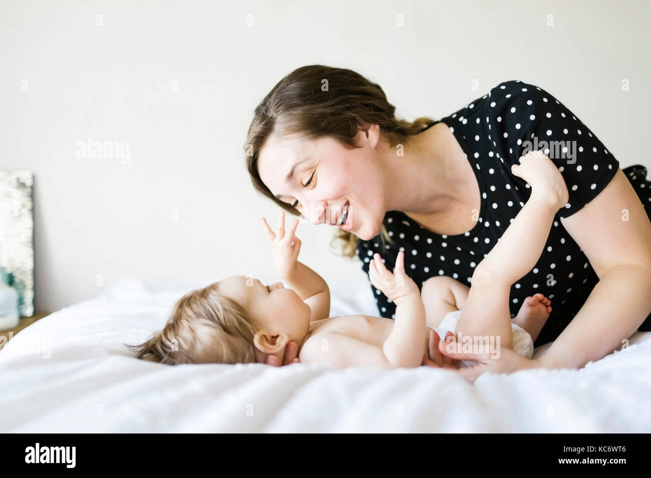 Baby (6-11 Monate) spielen mit Mutter Stockfoto