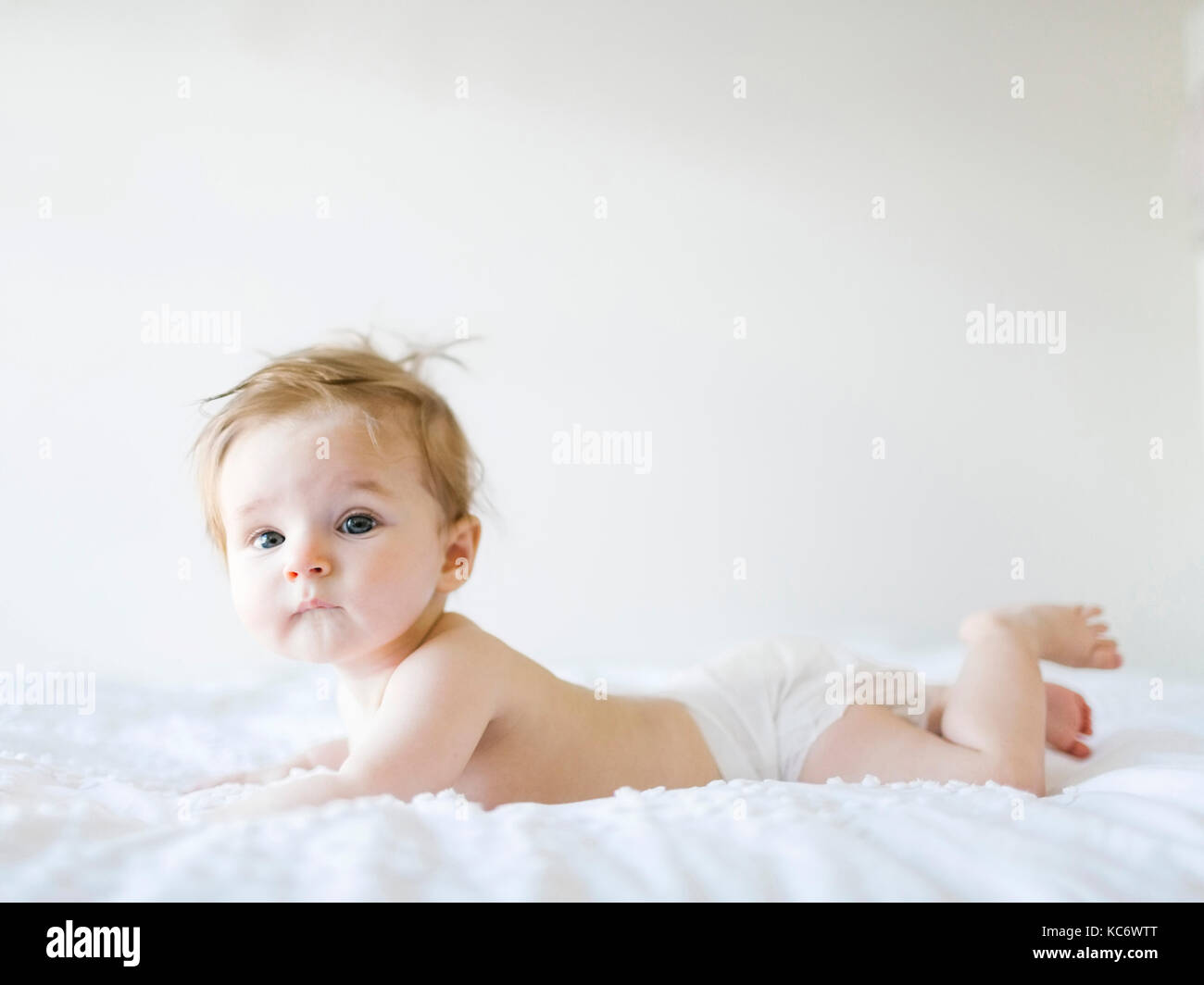 Baby (6-11 Monate) spielen im Schlafzimmer Stockfoto