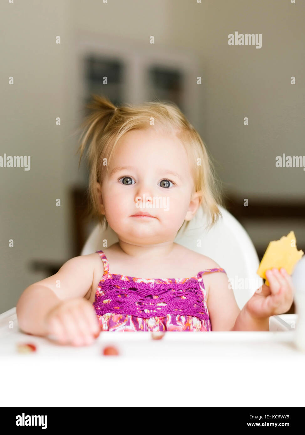 Portrait von baby girl (12-17 Monate) Essen Stockfoto