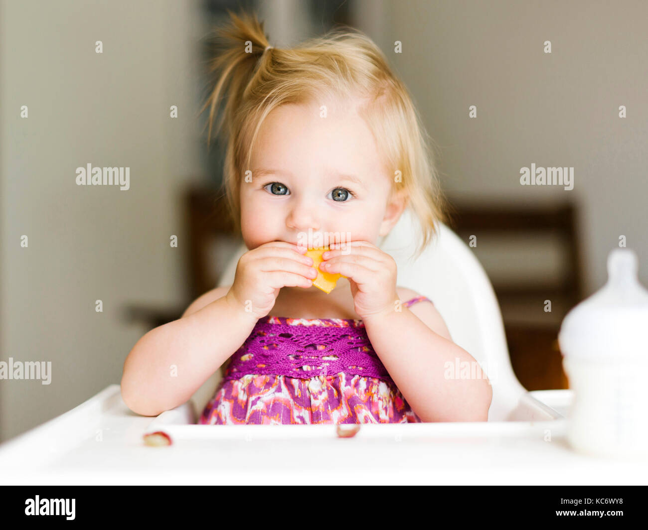 Portrait von baby girl (12-17 Monate) Essen Stockfoto